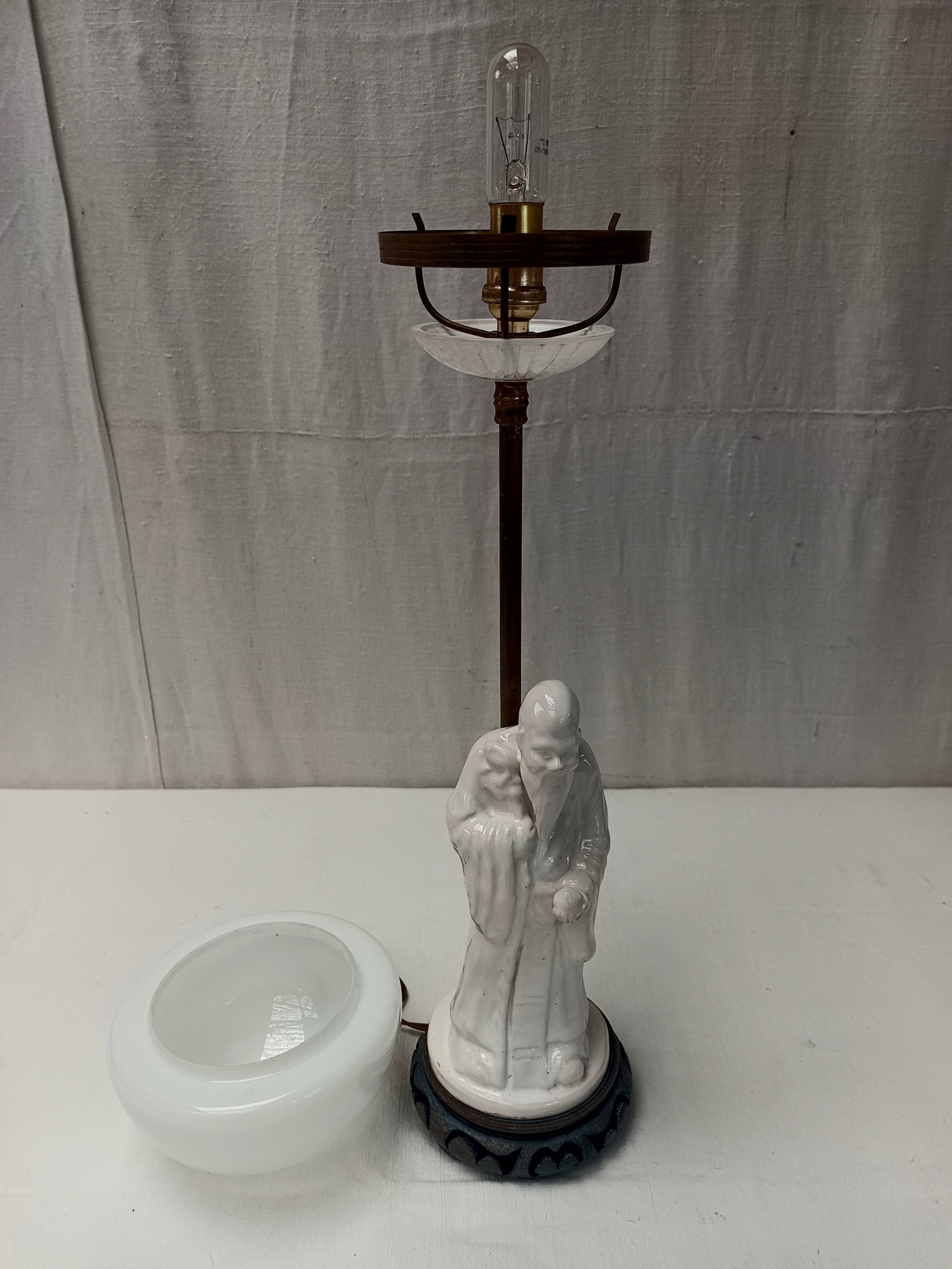 lampe ancienne porcelaine blanche opaline personnage SHOU 51 cm