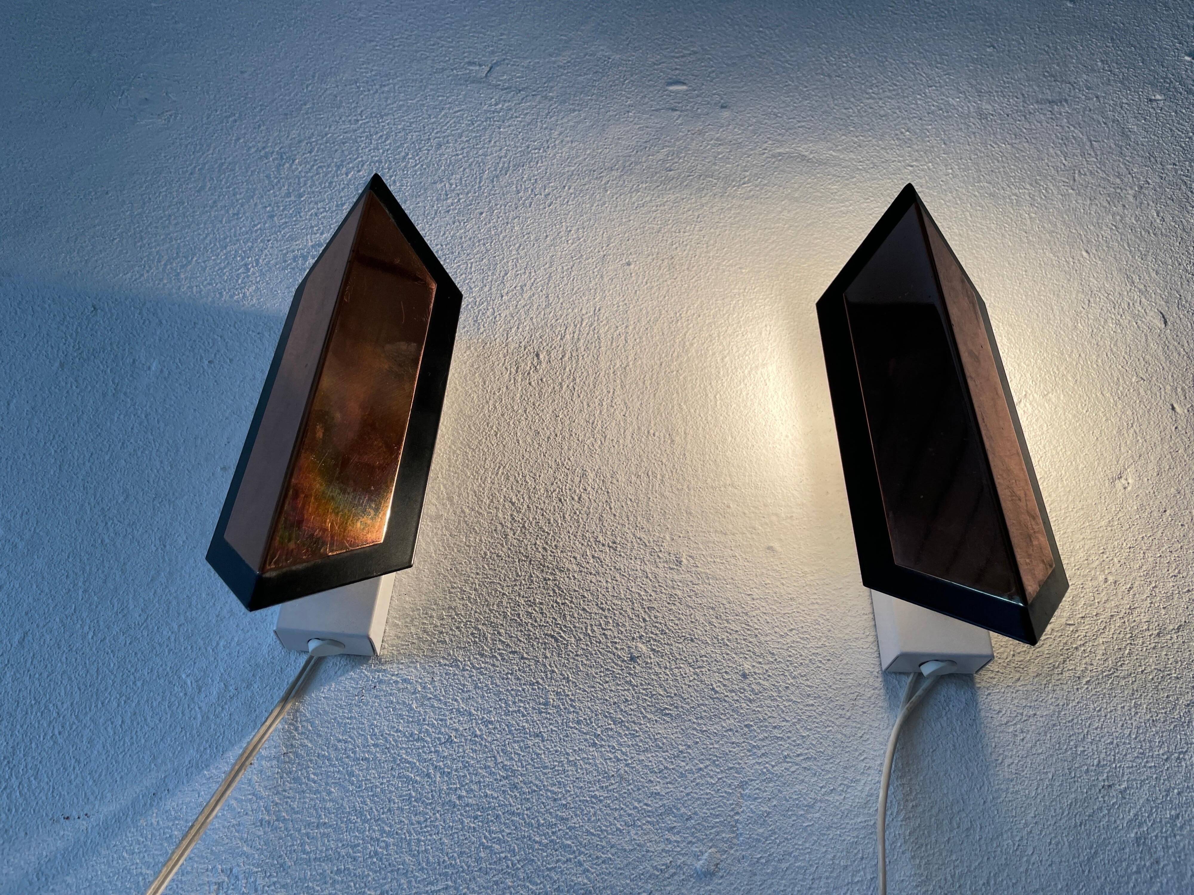 Pair of French wall lights with geometric design in copper, 1960, France.