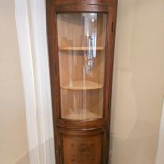 Vitrine d’encoignure ancienne en bois marqueté — Travail début XXe