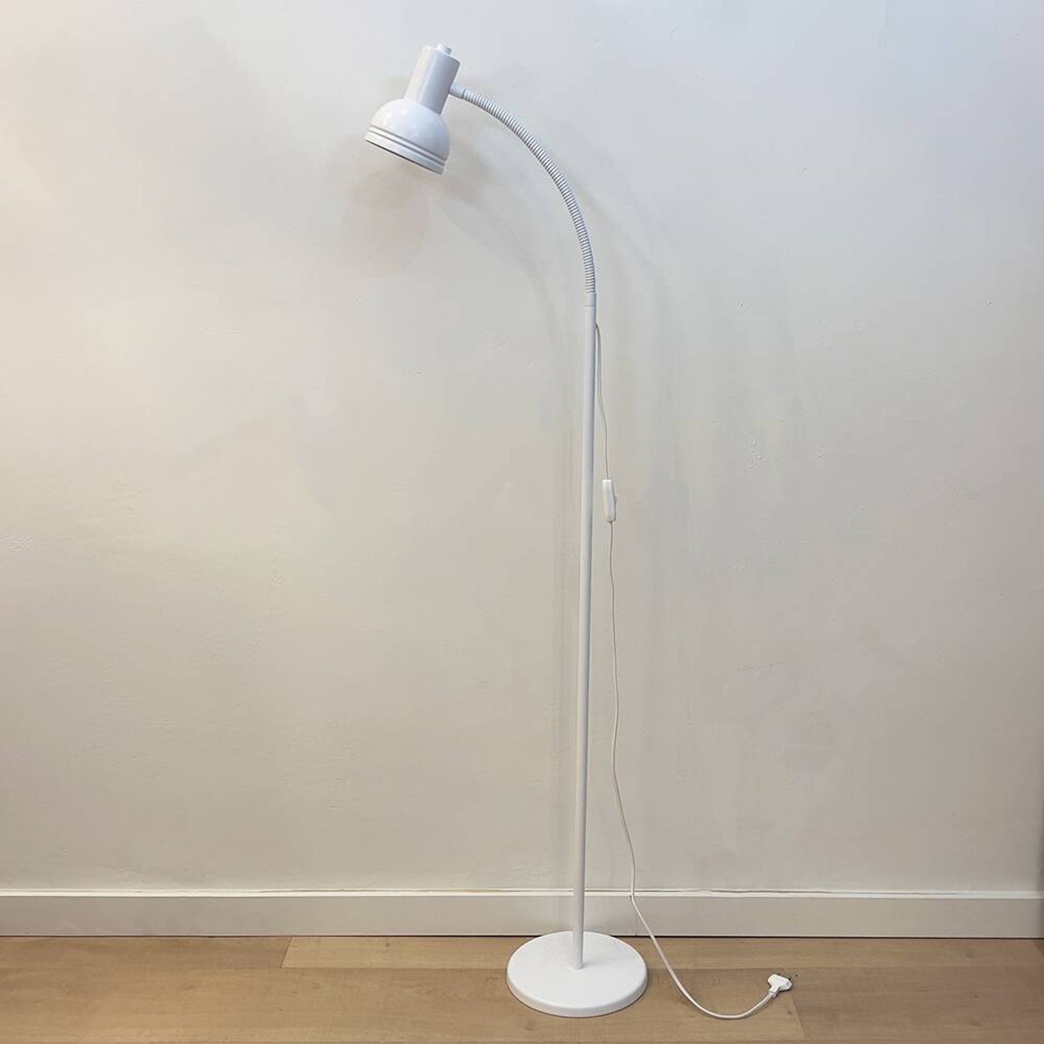 Lampadaire vintage en métal blanc