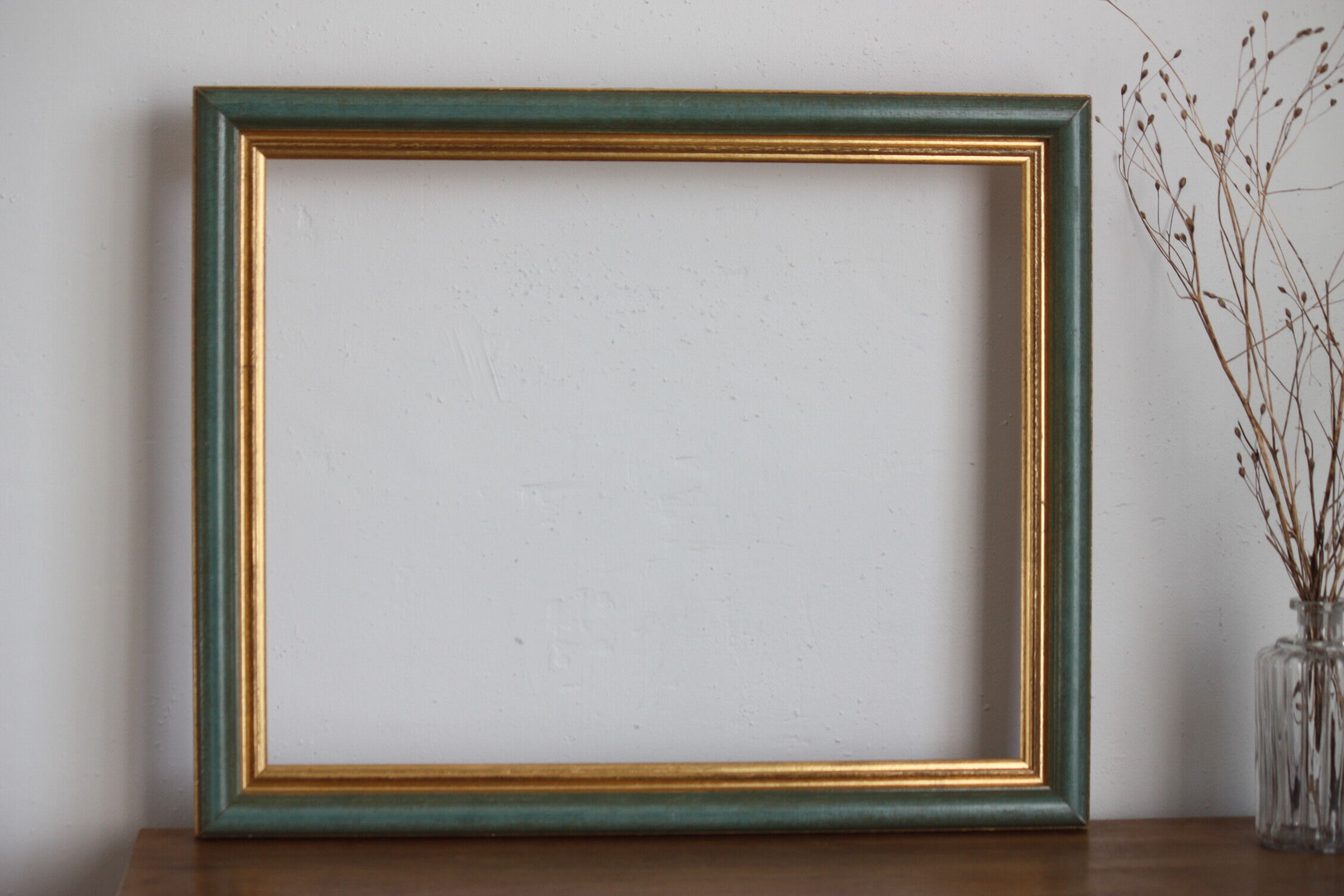 Frame in gilded and green wood