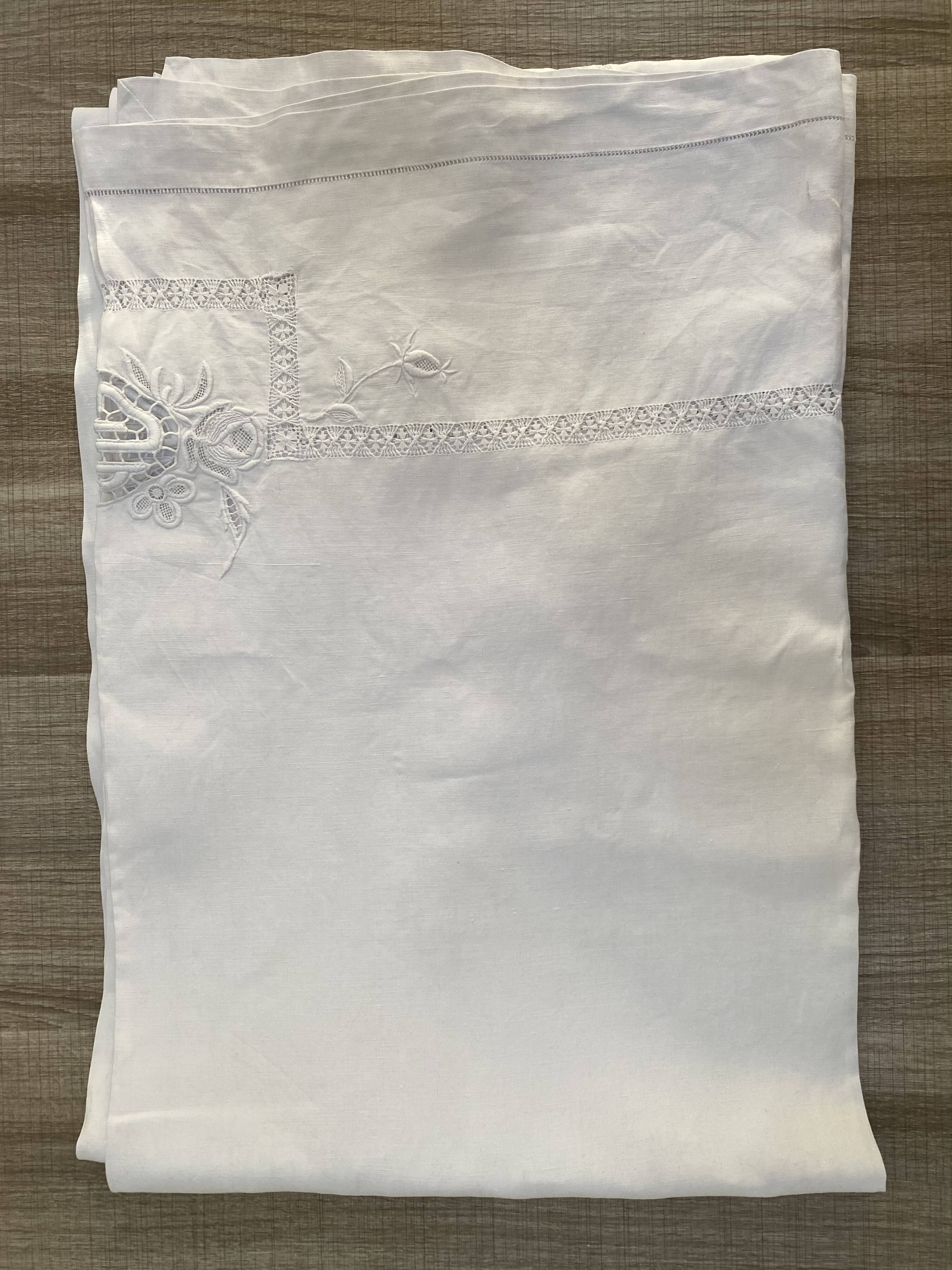 Rectangular tablecloth embroidered 285 x 185 cm