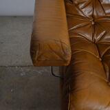 Fauteuil pivotant et son ottoman en cuir