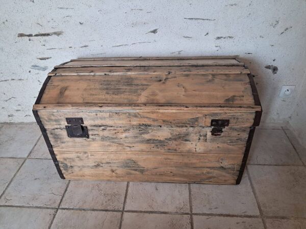 Malle bombée ancienne de voyage en bois