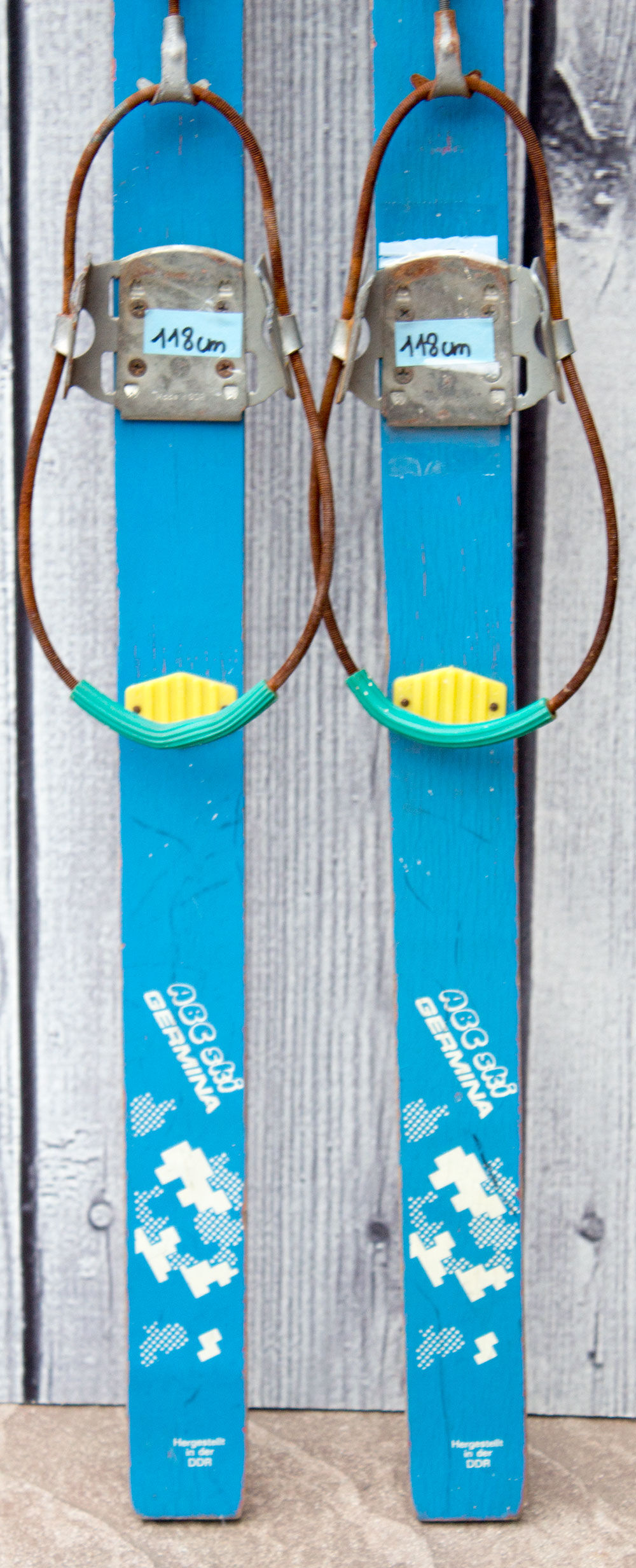 Old pair of children's ski's in light blue wood 118 cm
