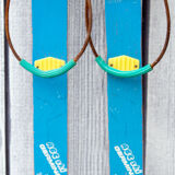 Vieille paire de ski's d'enfant en bois bleu clair 118 cm