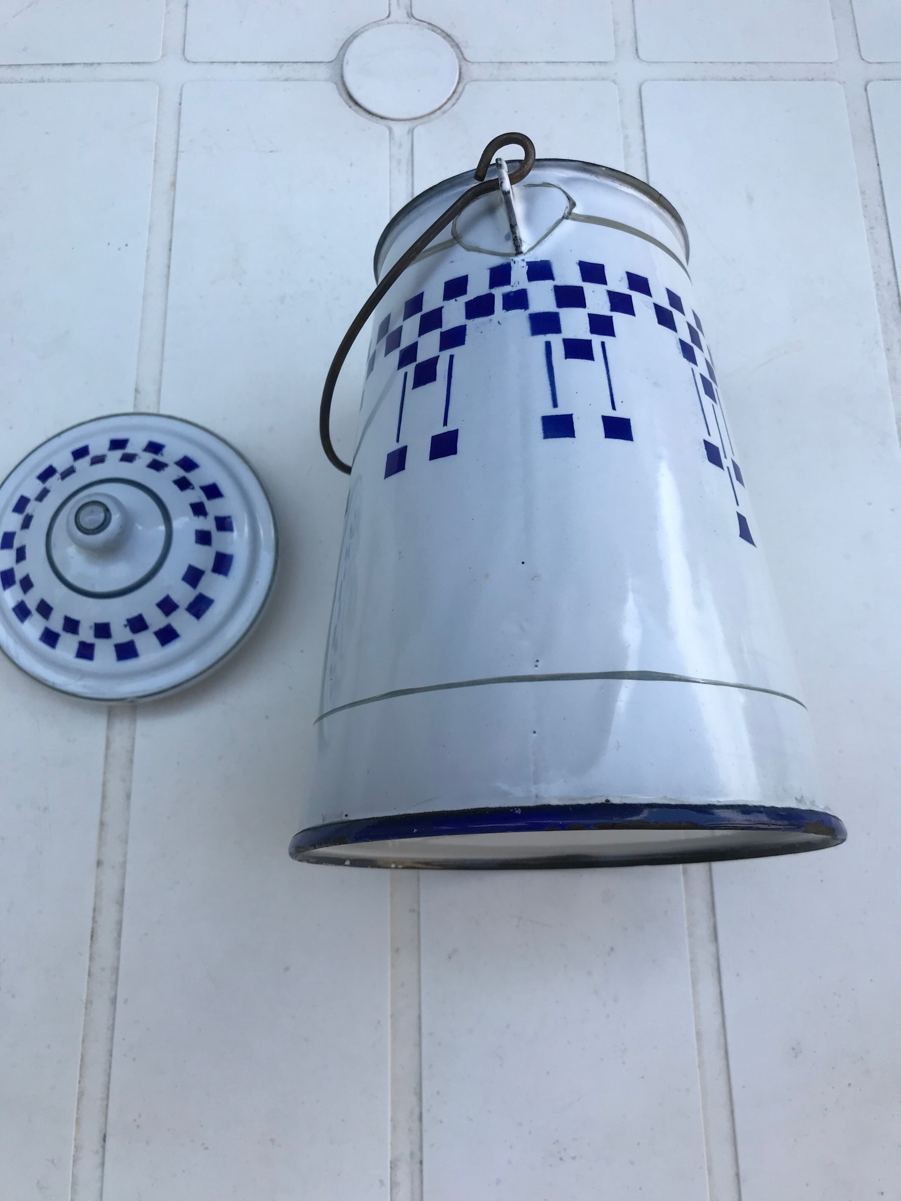 Lustucru enamelled series