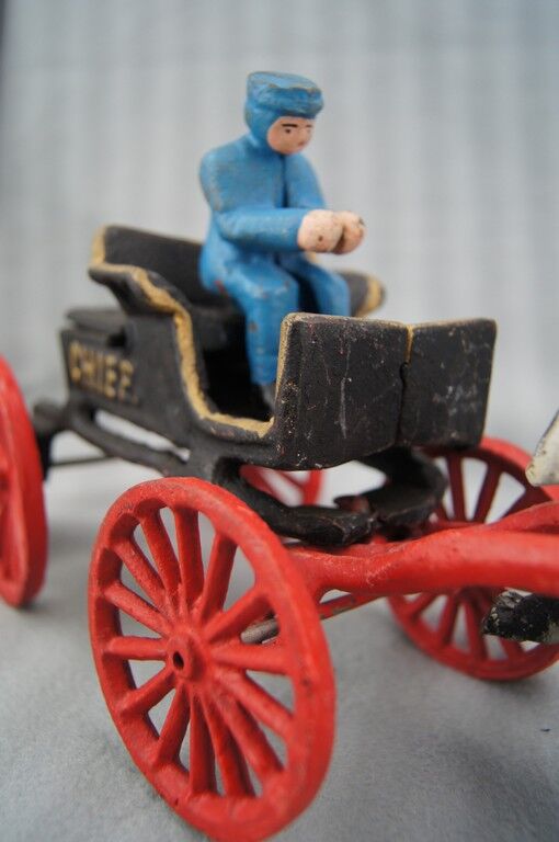 Old toy Horse-drawn carriage in cast iron polychrome iron with checker "P.D. CHIEF"
