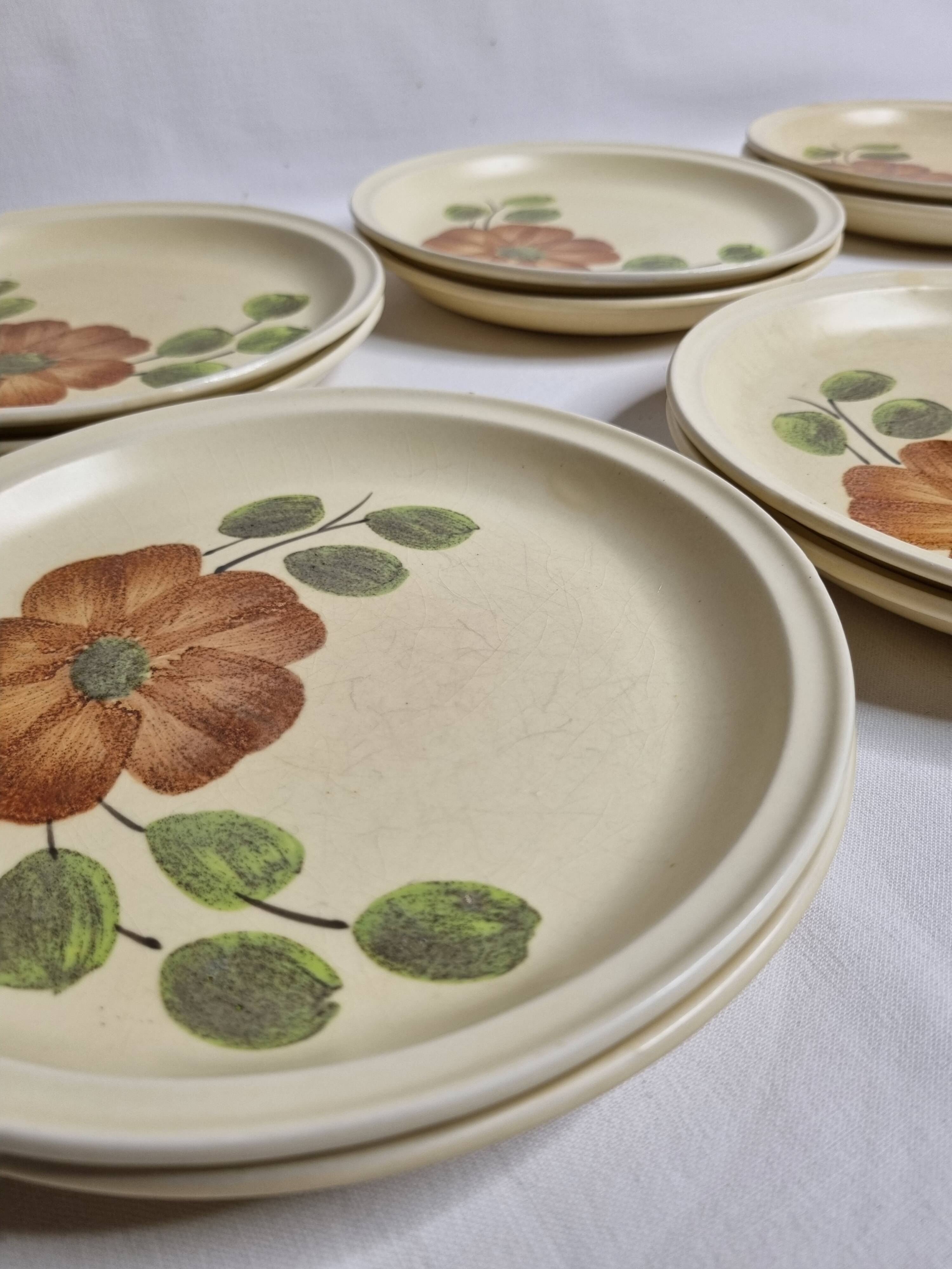 Set of 12 dessert plates decorated with flowers, Revernay art workshop, 20 cm