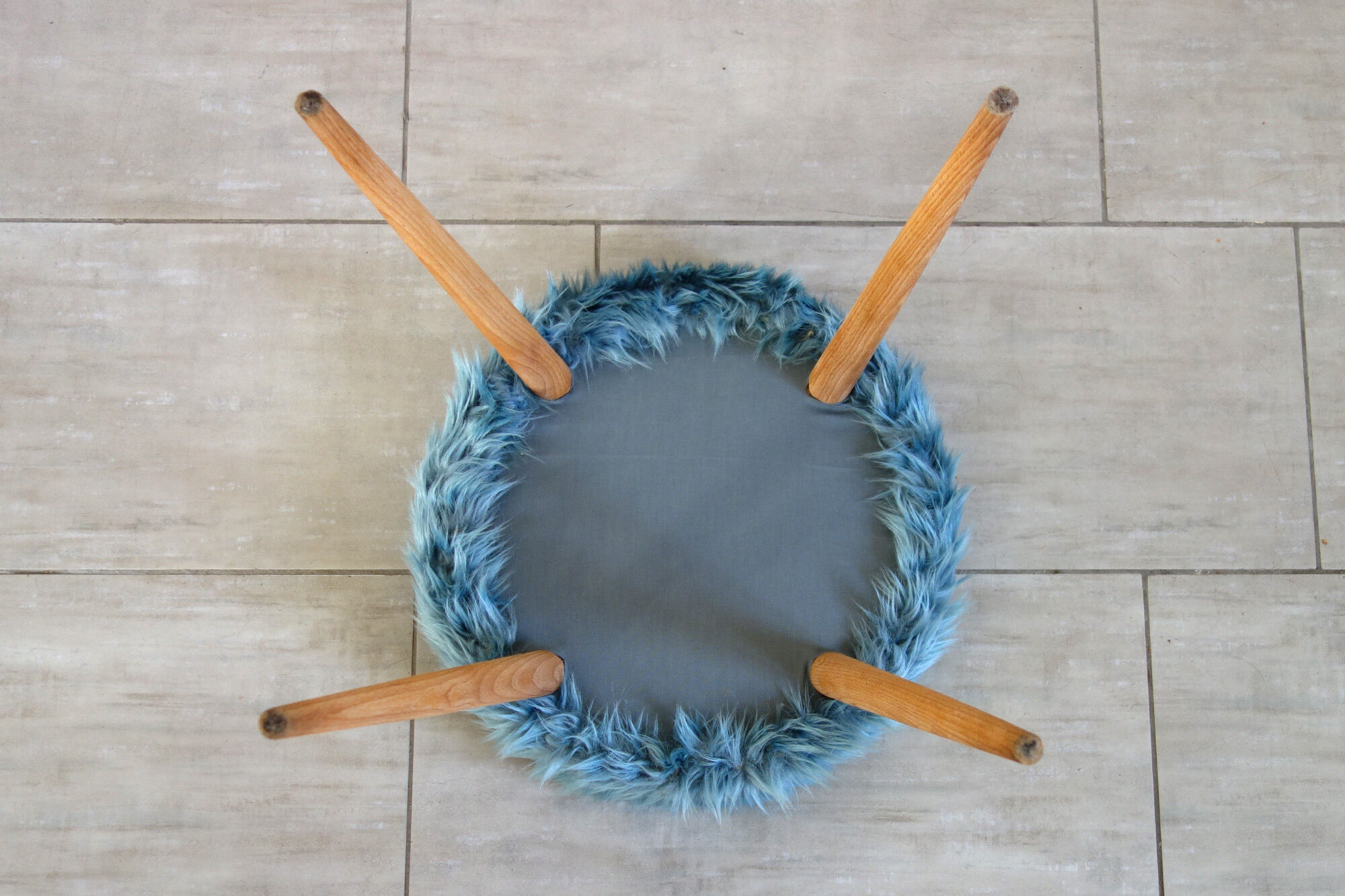 Tabouret moumoute bleue, années 60