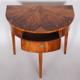Table d’appoint en noyer Biedermeier restaurée, polonaise relancée, Tchéquie, années 1820