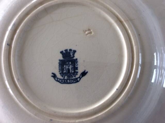 5 opaque porcelain dinner plates from Gien thistle pattern