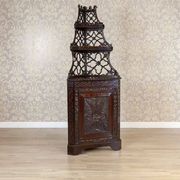 Cabinet d'angle en acajou, années 1890