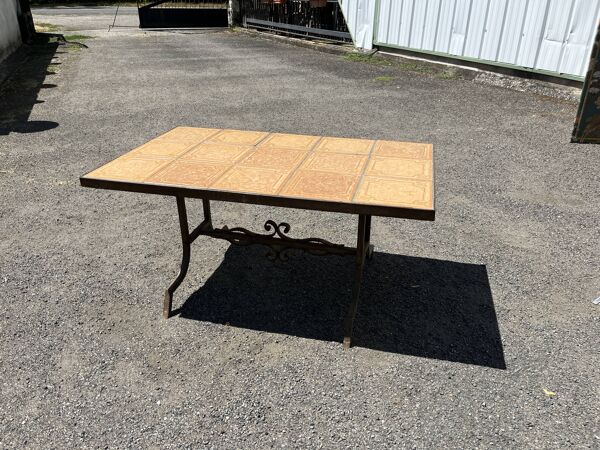 Table de jardin vintage plateau en carreaux céramique piétement fer forgé