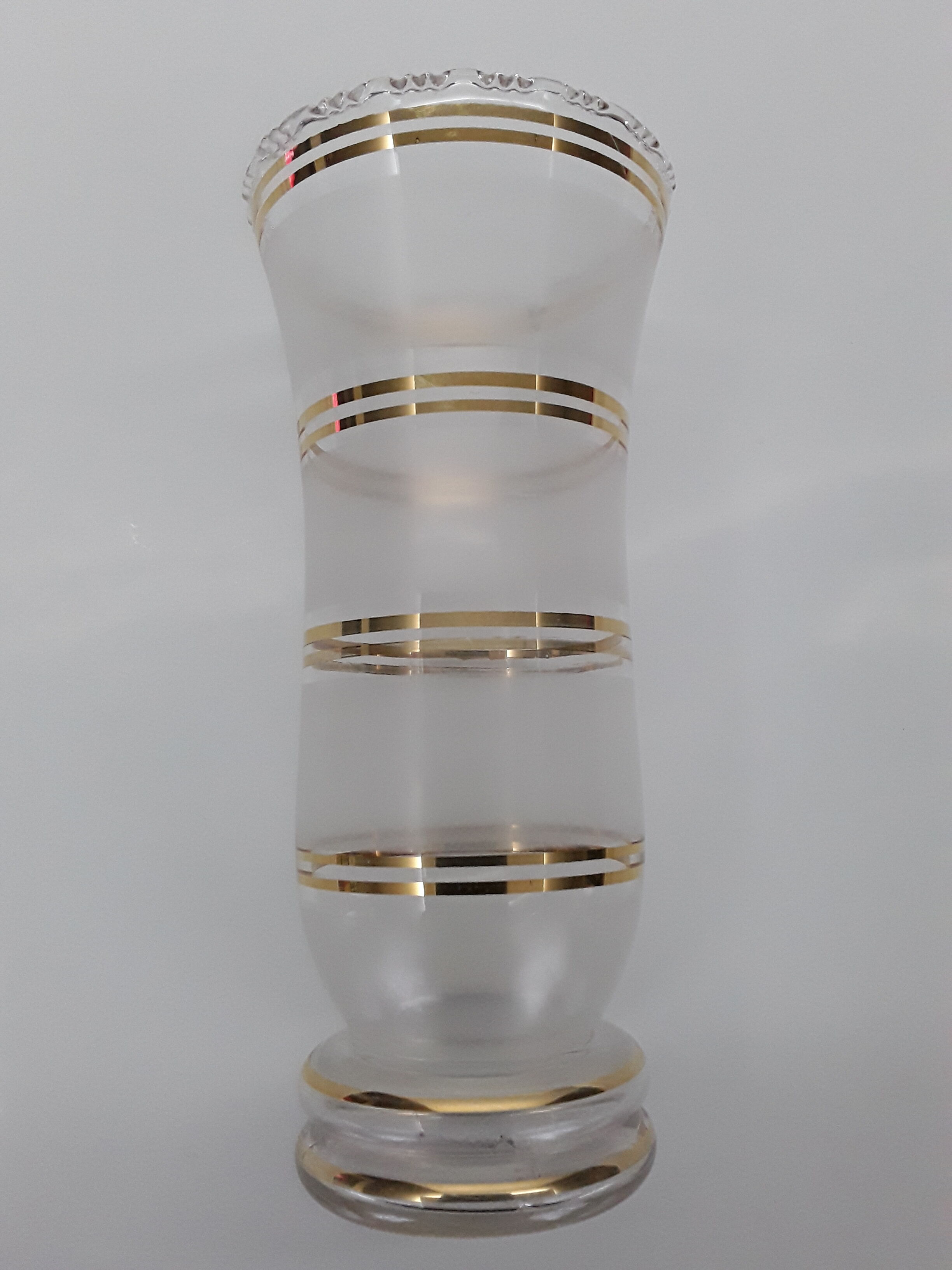 Vase decorated golden stripes