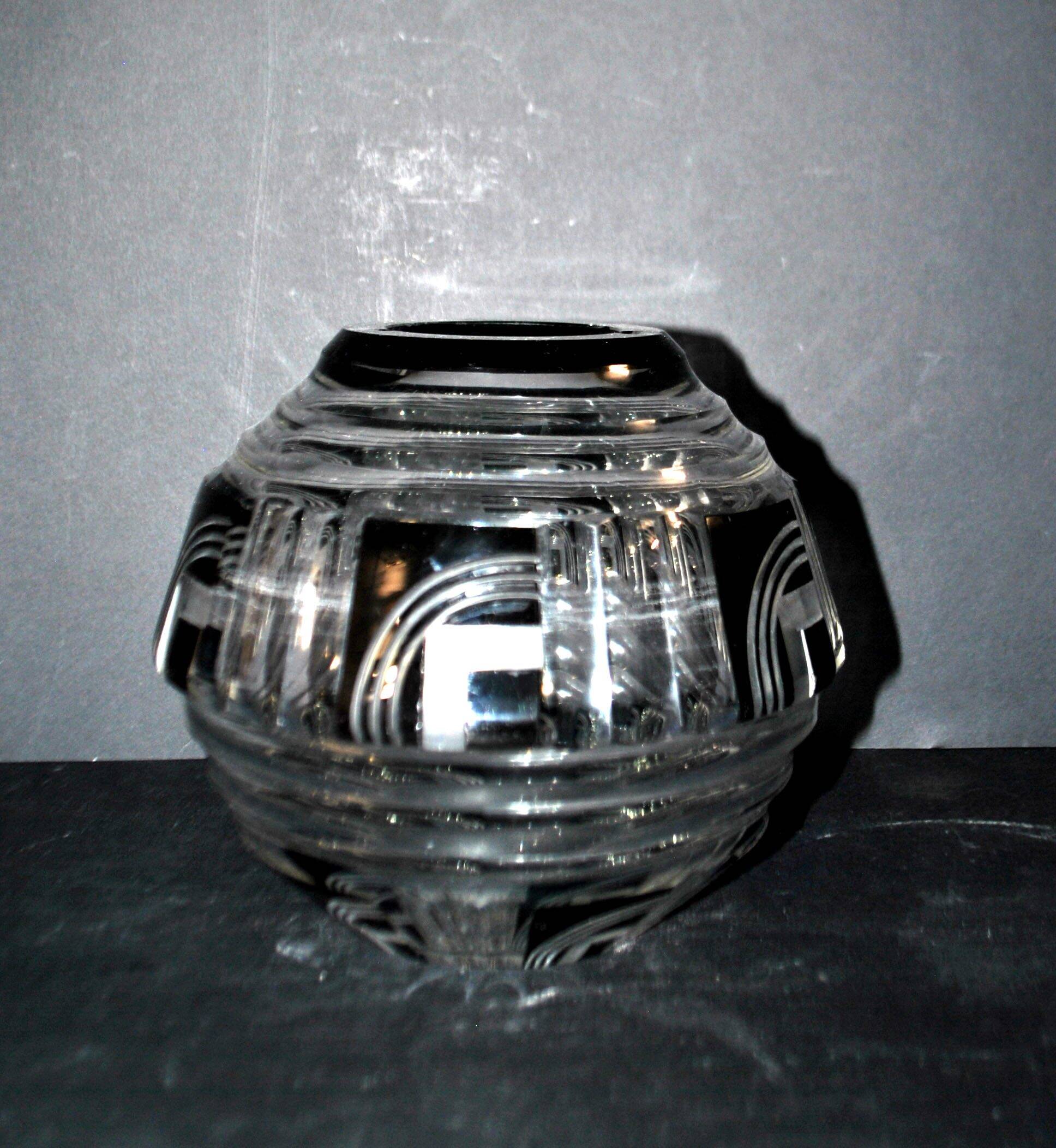 Art Deco round vase in black overlay crystal 1930-1940 Val Saint Lambert?