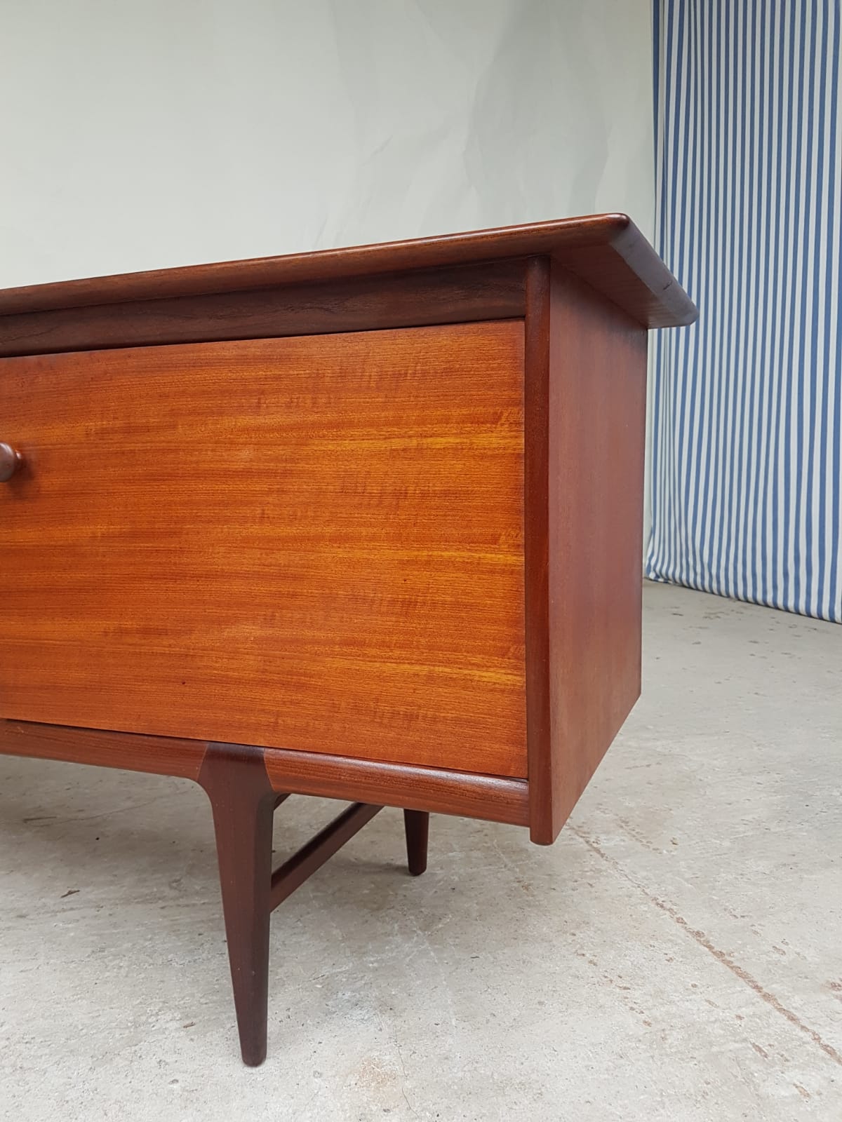 Enfilade par A. Younger en teck