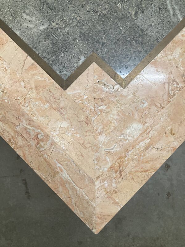 Table basse en mosaïque de marbre '80, saumon et vert avec laiton