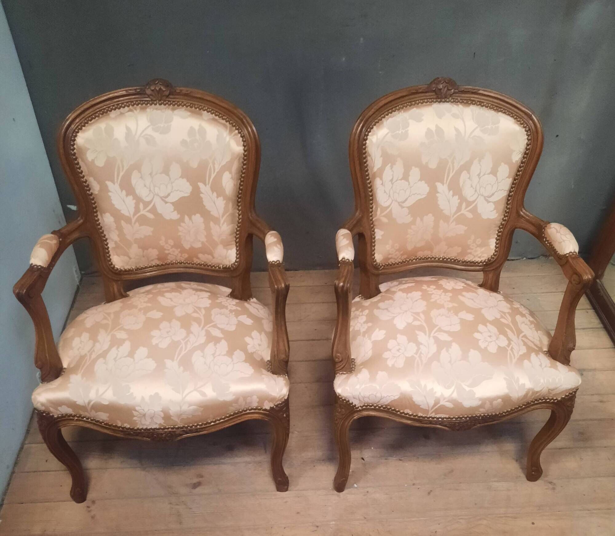Paire de fauteuils tapissés de style Louis XV