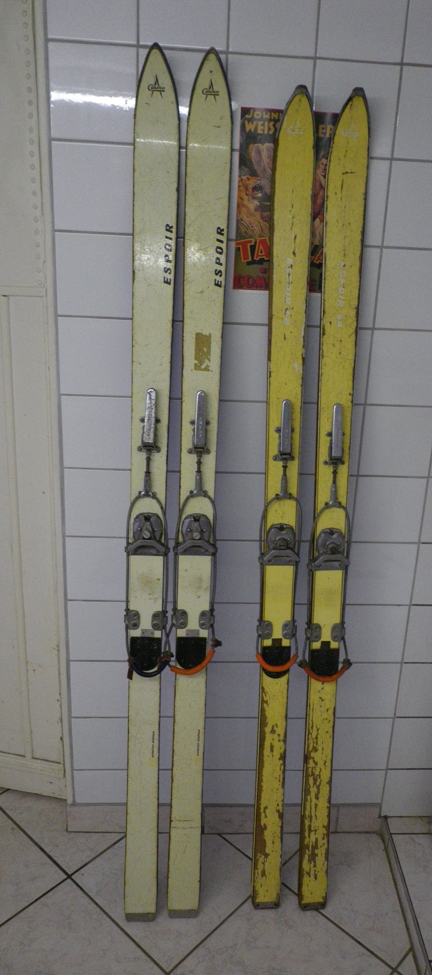 Vintage pair of wooden skis from the 1960s - Cabanon