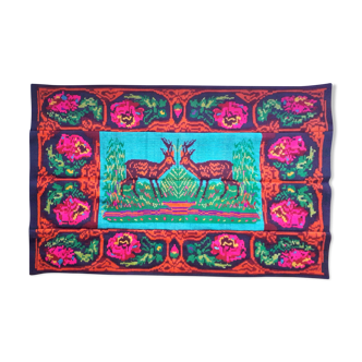 Tapis roumain vintage avec des deers, paysage de nature sur un fond floral