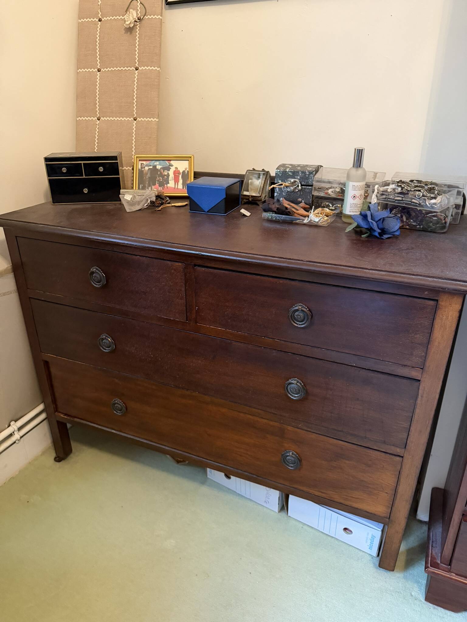Solid mahogany chest of drawers with 4 drawers