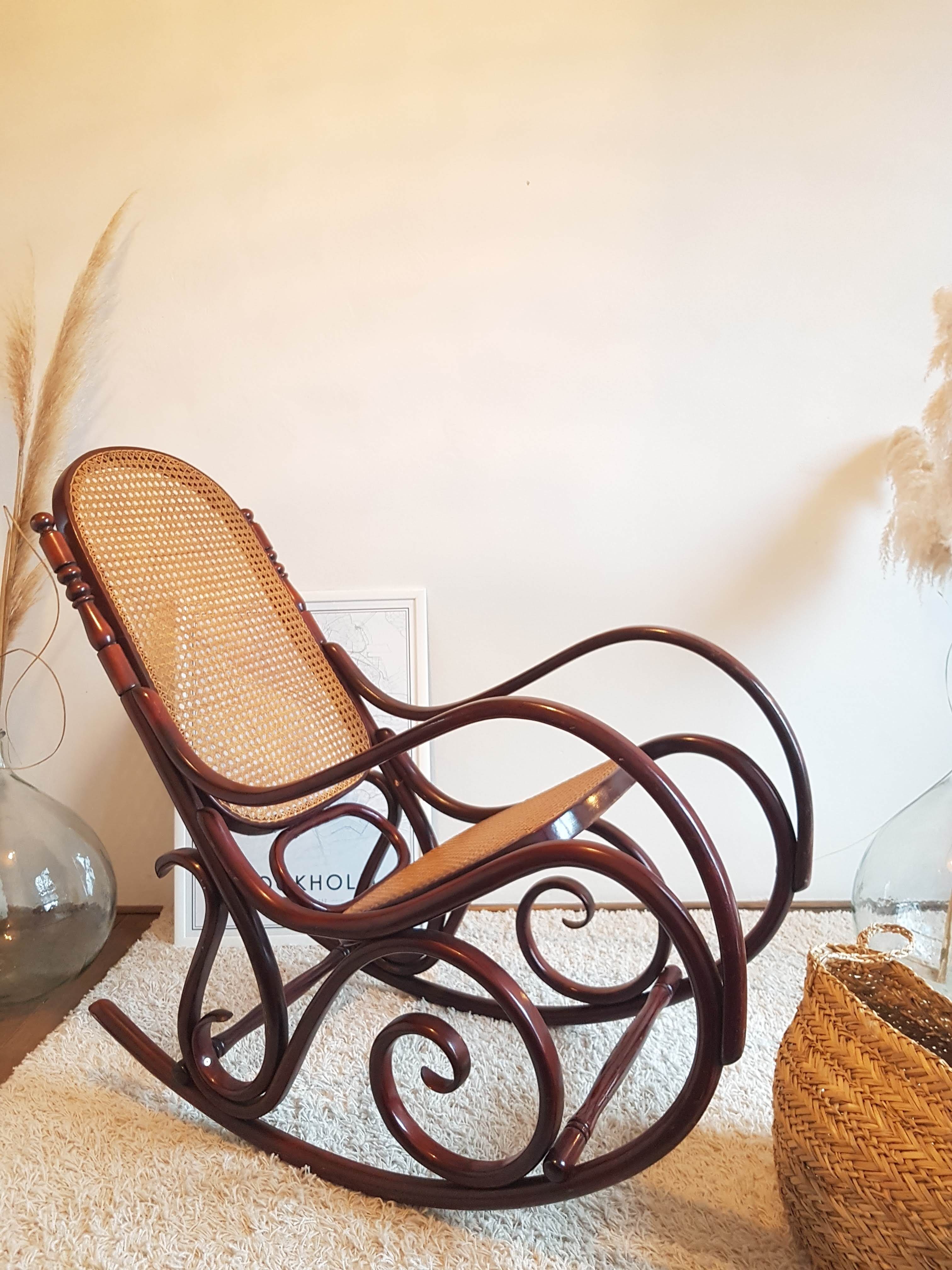 Rocking flesh curved wood and sitting in Art Deco cannage style