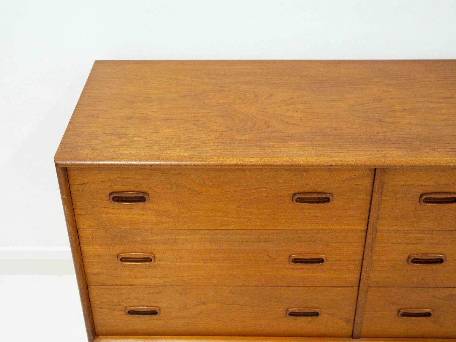 Modern Scandinavian buffet in teak with drawers