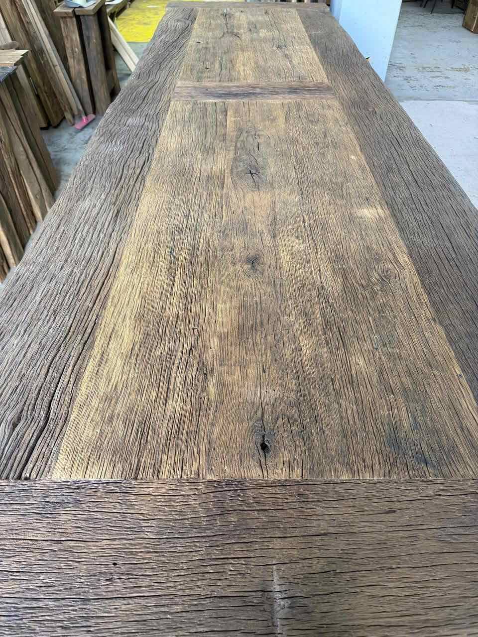Solid oak table in Provençal style
