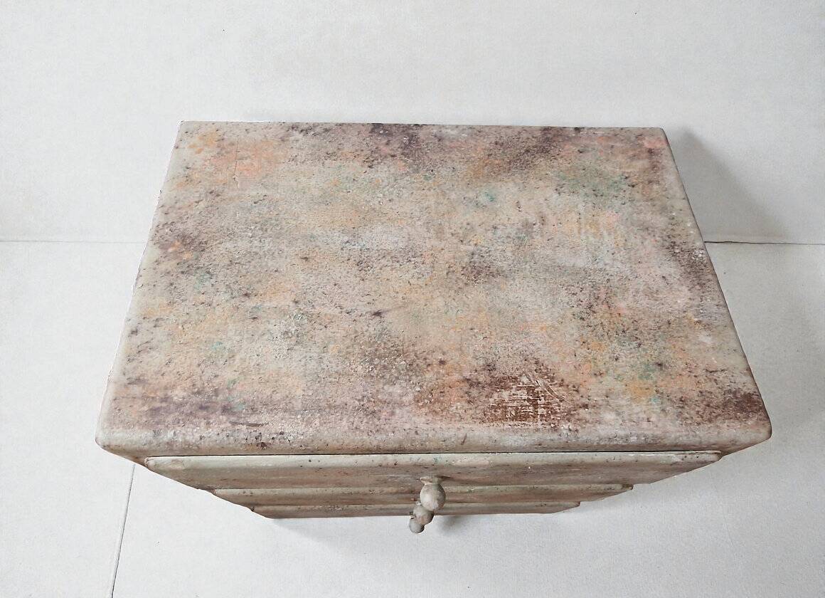 Small chest of drawers with pigments