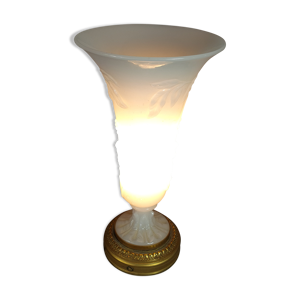 Ancienne lampe à poser en opaline formant cornet & laiton