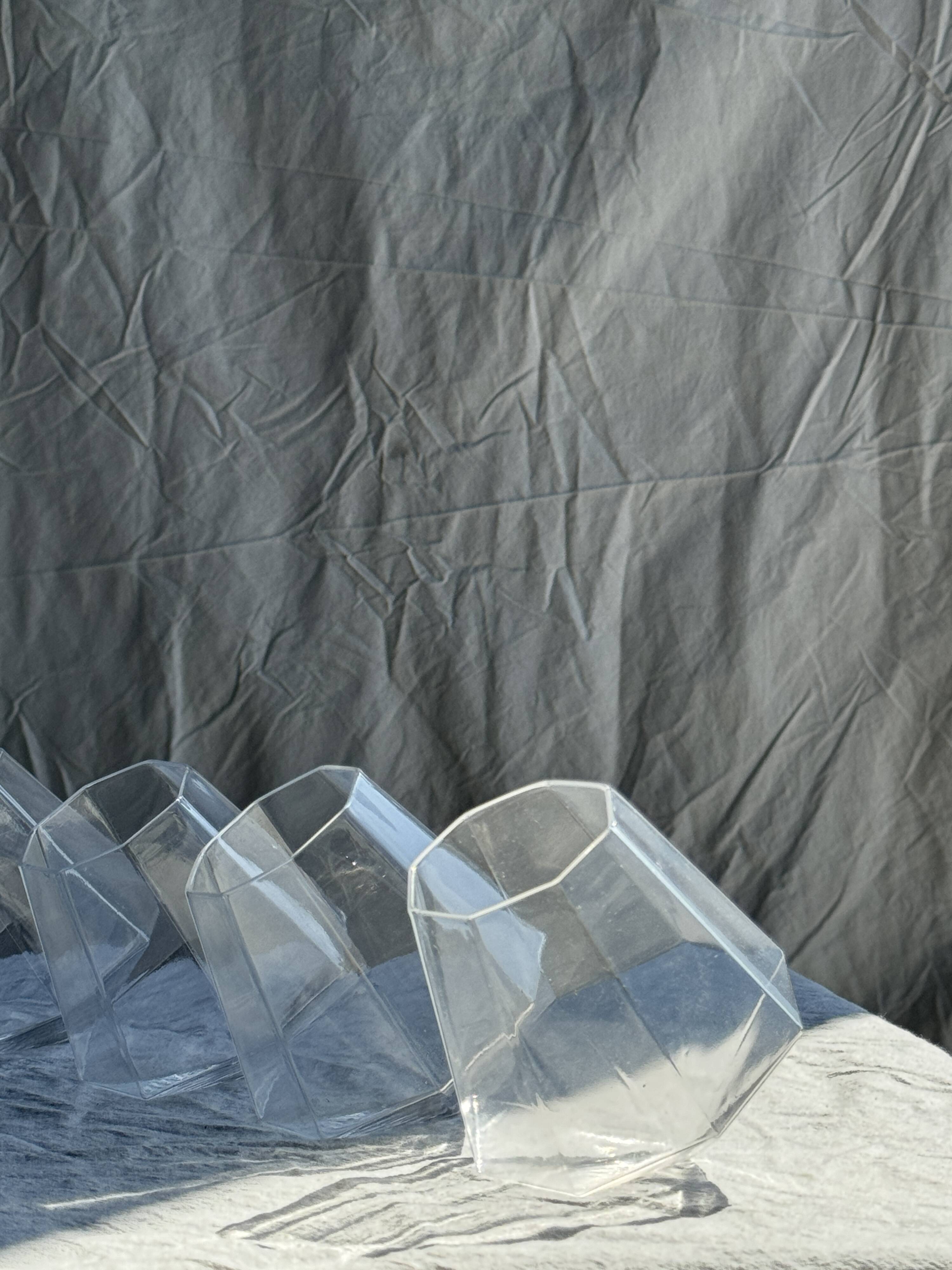 Small geometric carafe with diamond-shaped stopper and its 4 glasses