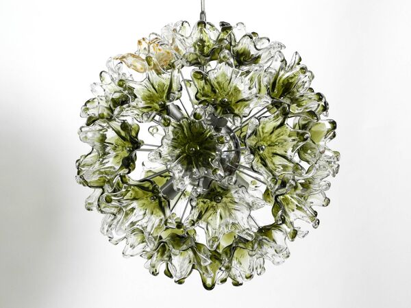 Suspension italienne unique XXL des années 1960 avec des fleurs en verre de Murano par VeArt