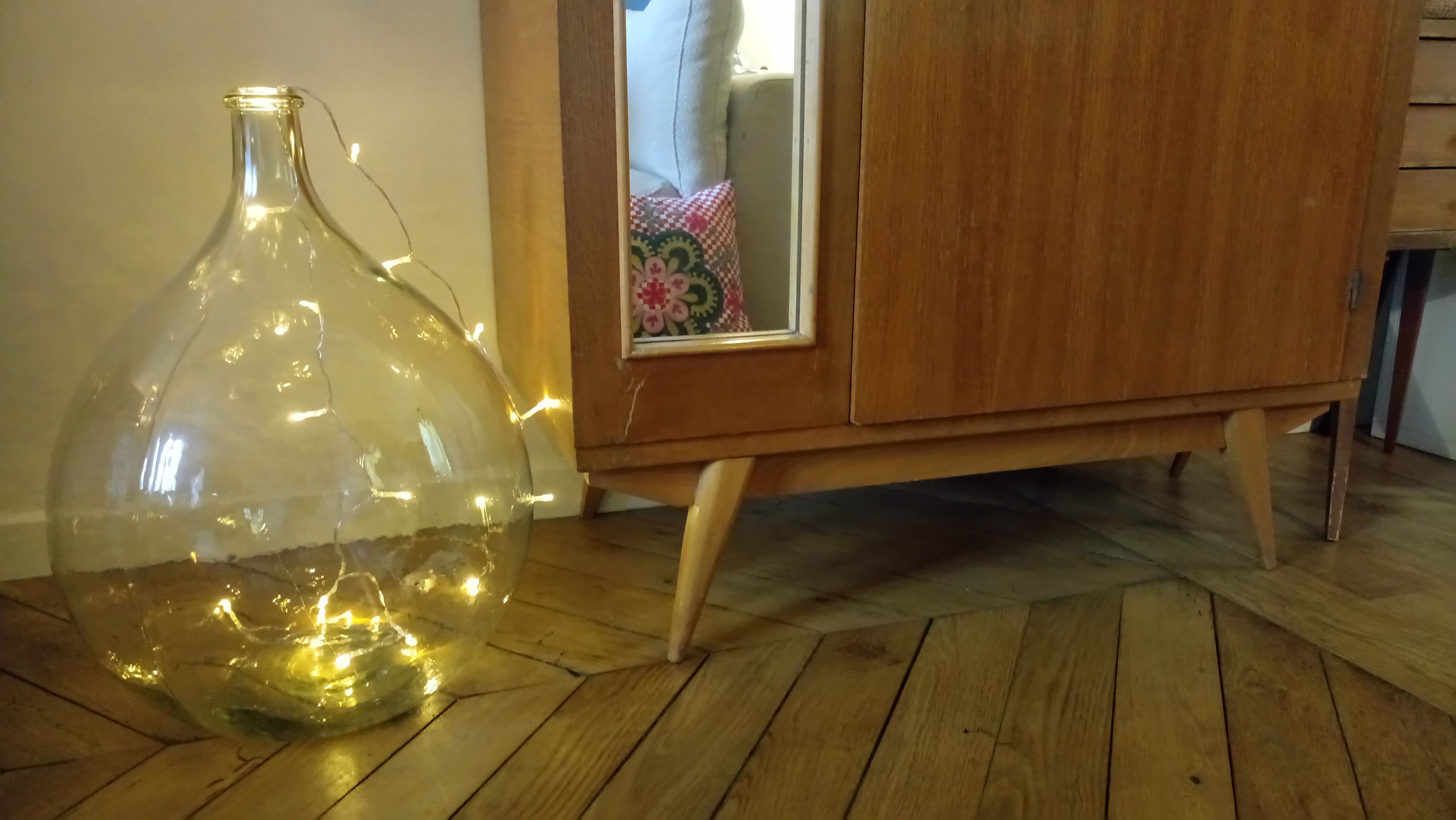 Armoire pieds compas