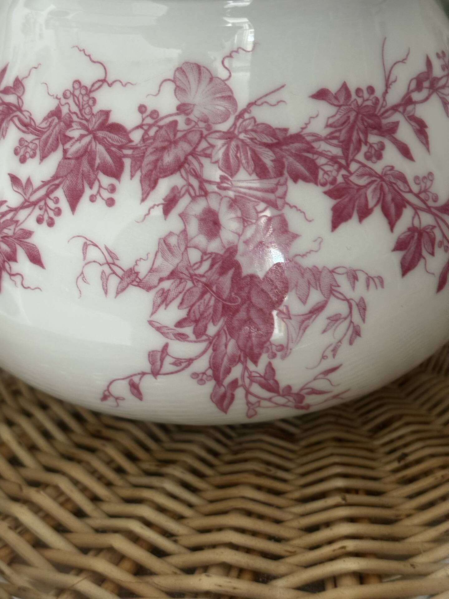 Superb antique sugar bowl in fine porcelain with a floral design in old rose.