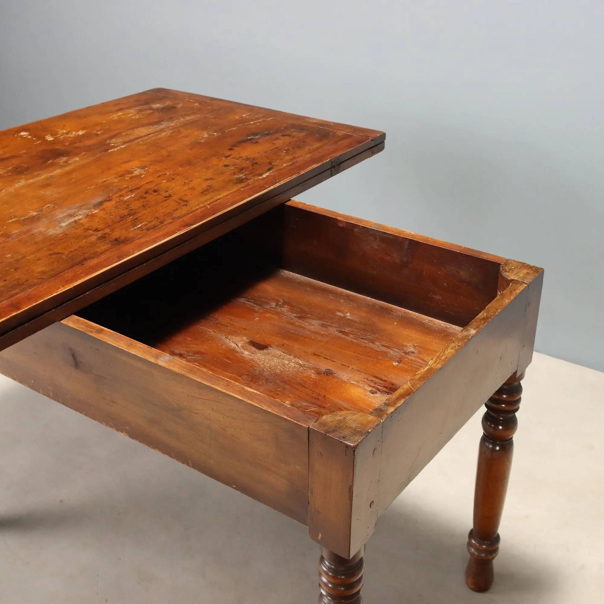 Table ancienne à plateau pivotant en noyer, Italie, XIXe siècle