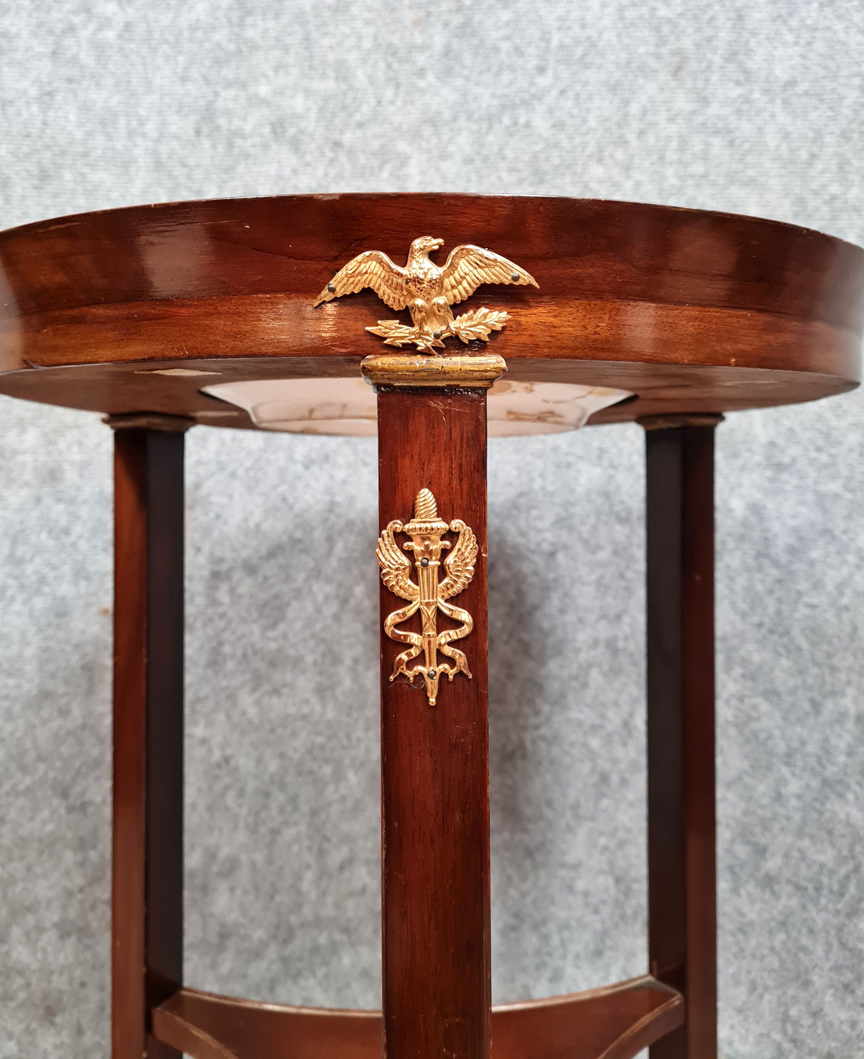 Pedestal table in Athenian Empire period in mahogany around 1810