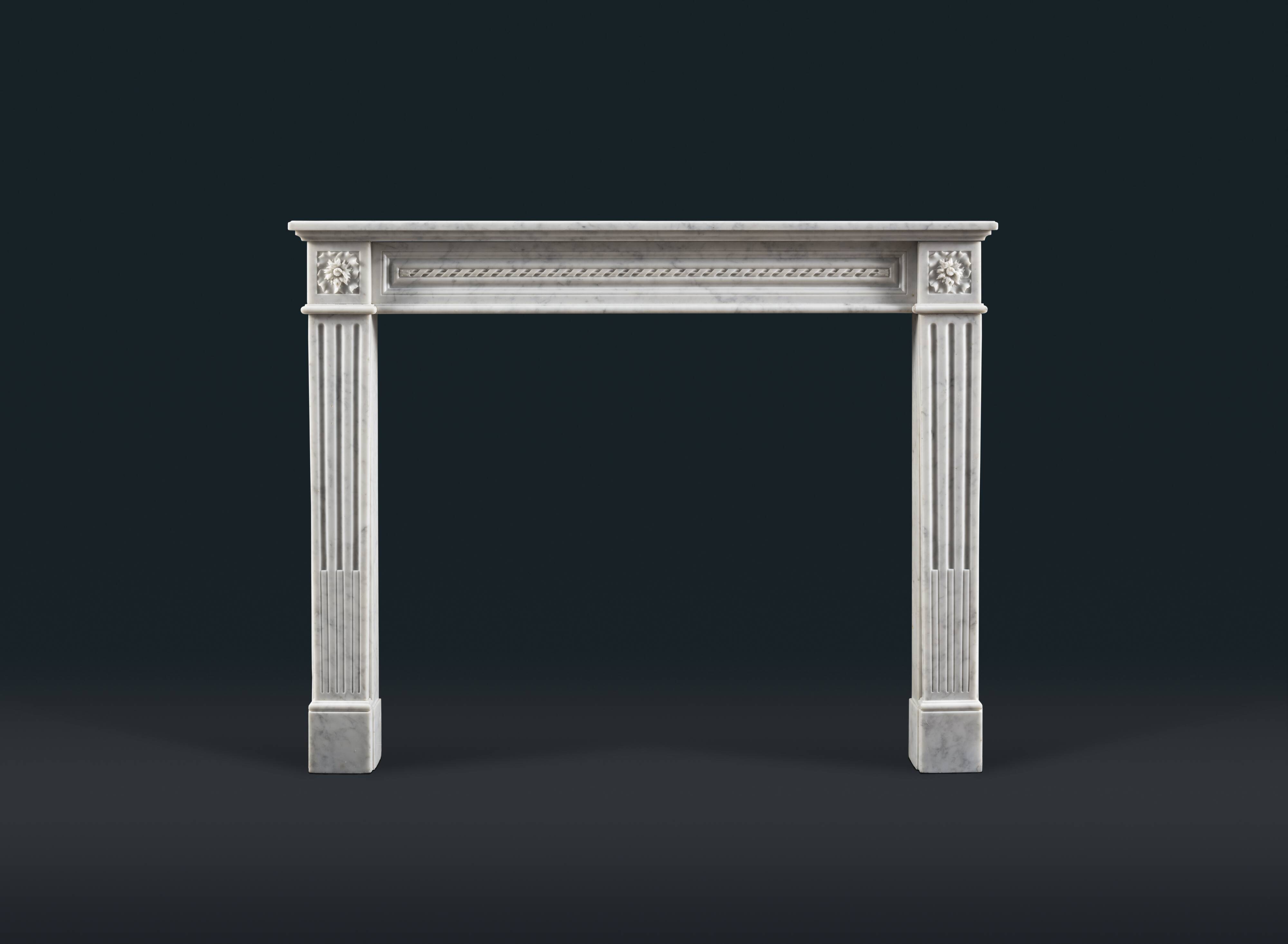 Cheminée en marbre de Carrare de style Louis XVI