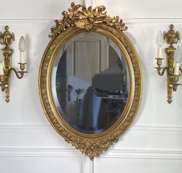 Miroir glace ovale époque Napoleon III en bois et stuc doré de style louis xv
