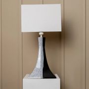 Lampe en céramique noire et blanche - Fabriquée à la main en Italie, lumière de chevet moderne de style Memphis