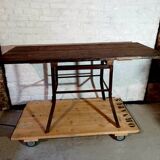 Table artisanale réalisée à base de matériaux anciens