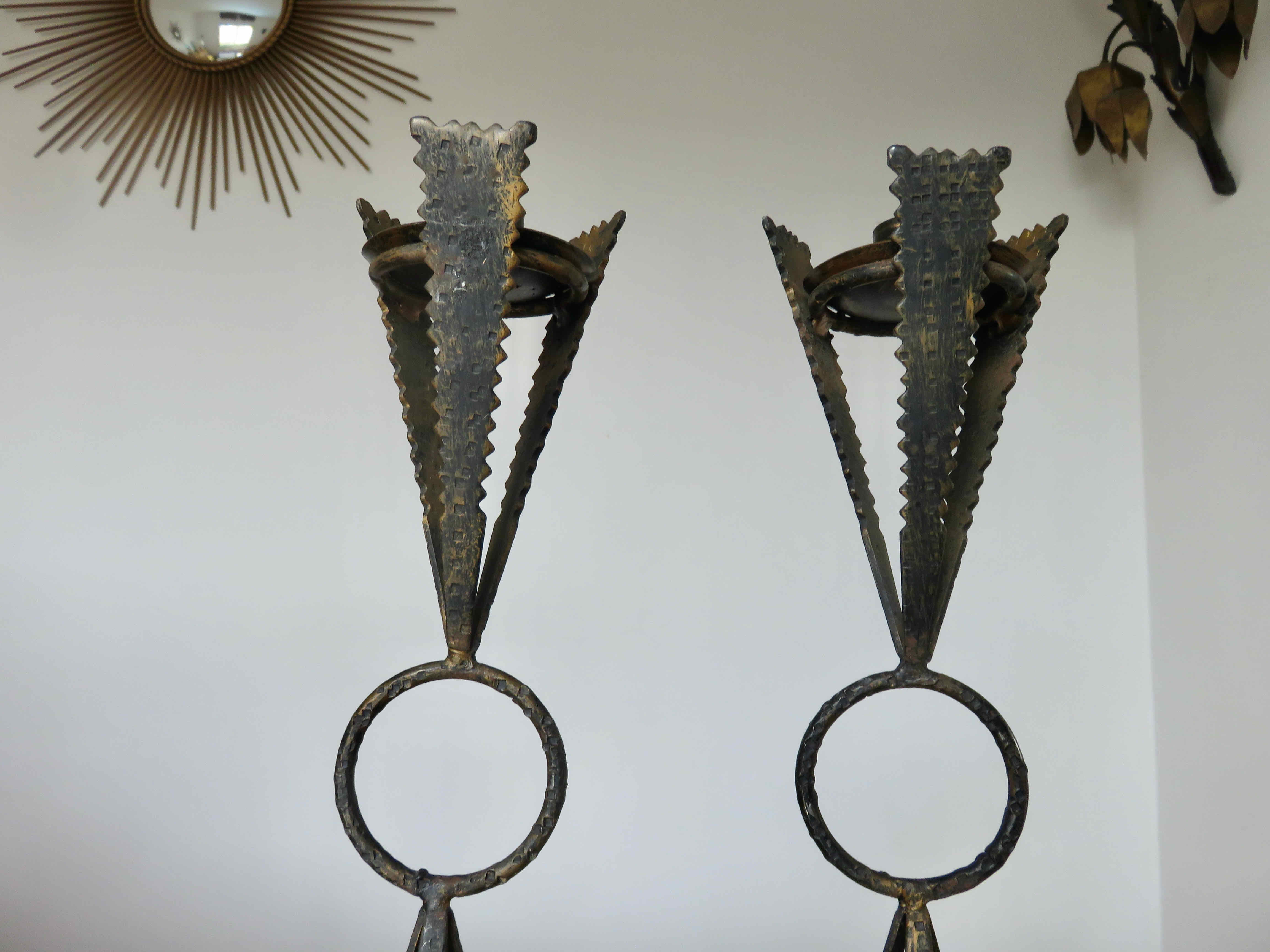 Pair of "brutalist" candlesticks in forged and hammered raw steel 70s