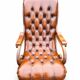Paire de Chesterfields en cuir et repose pieds