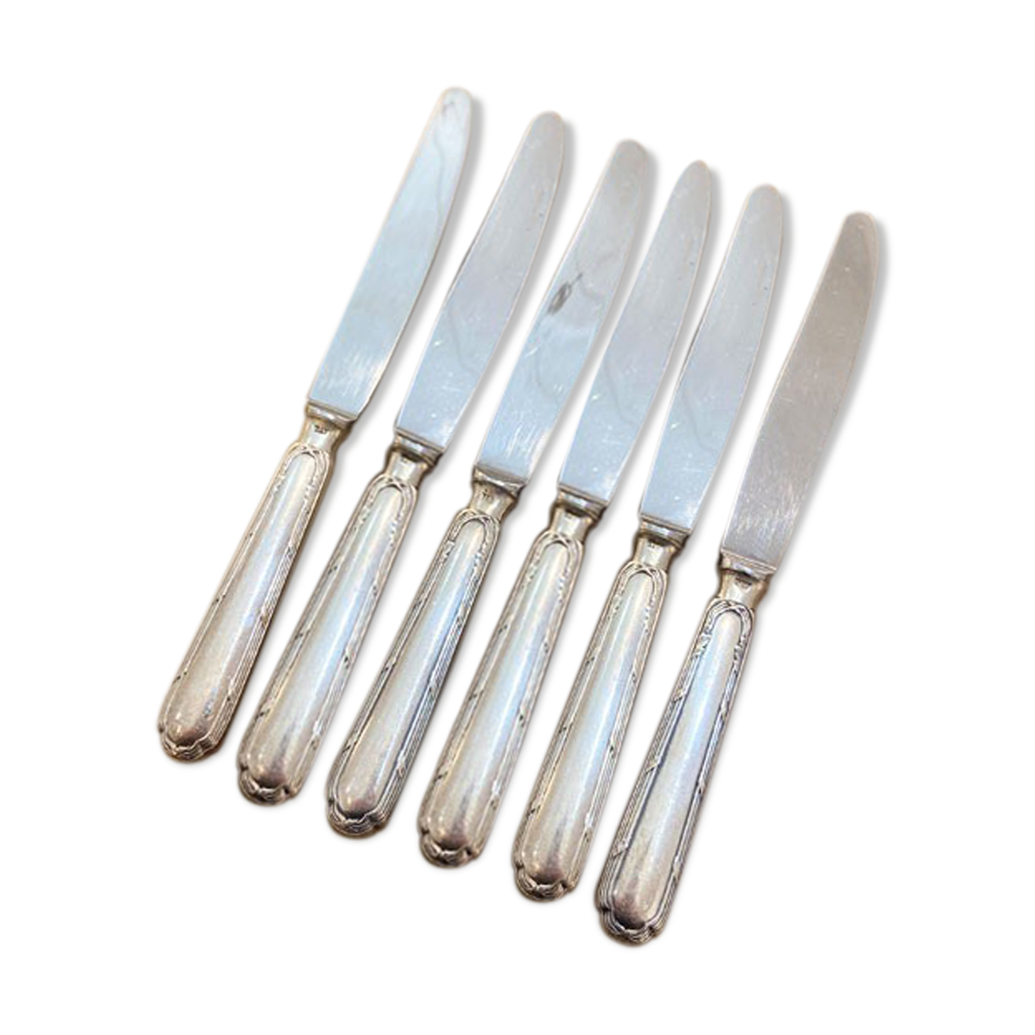 Coffret 12 couteaux manches métal argenté & lames inox modèle Louis XV