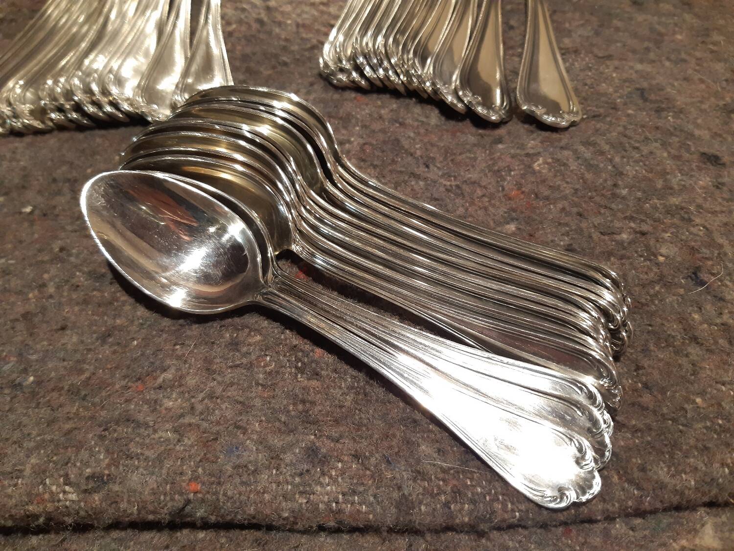 98-piece silver metal cutlery set
