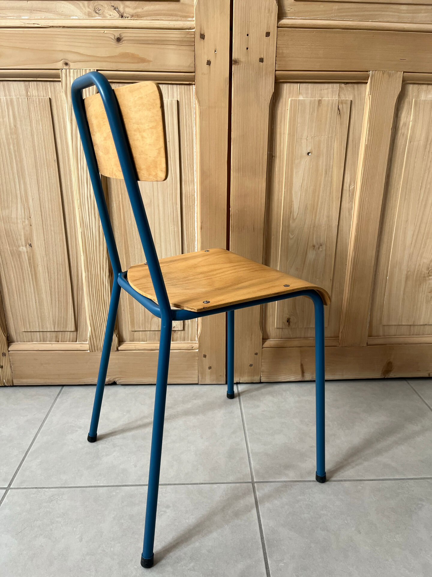 Chaise d'école vintage rénovée