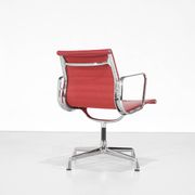 Fauteuil " EA 108 " en cuir rouge, conçu par Charles Ray Eames pour Vitra,