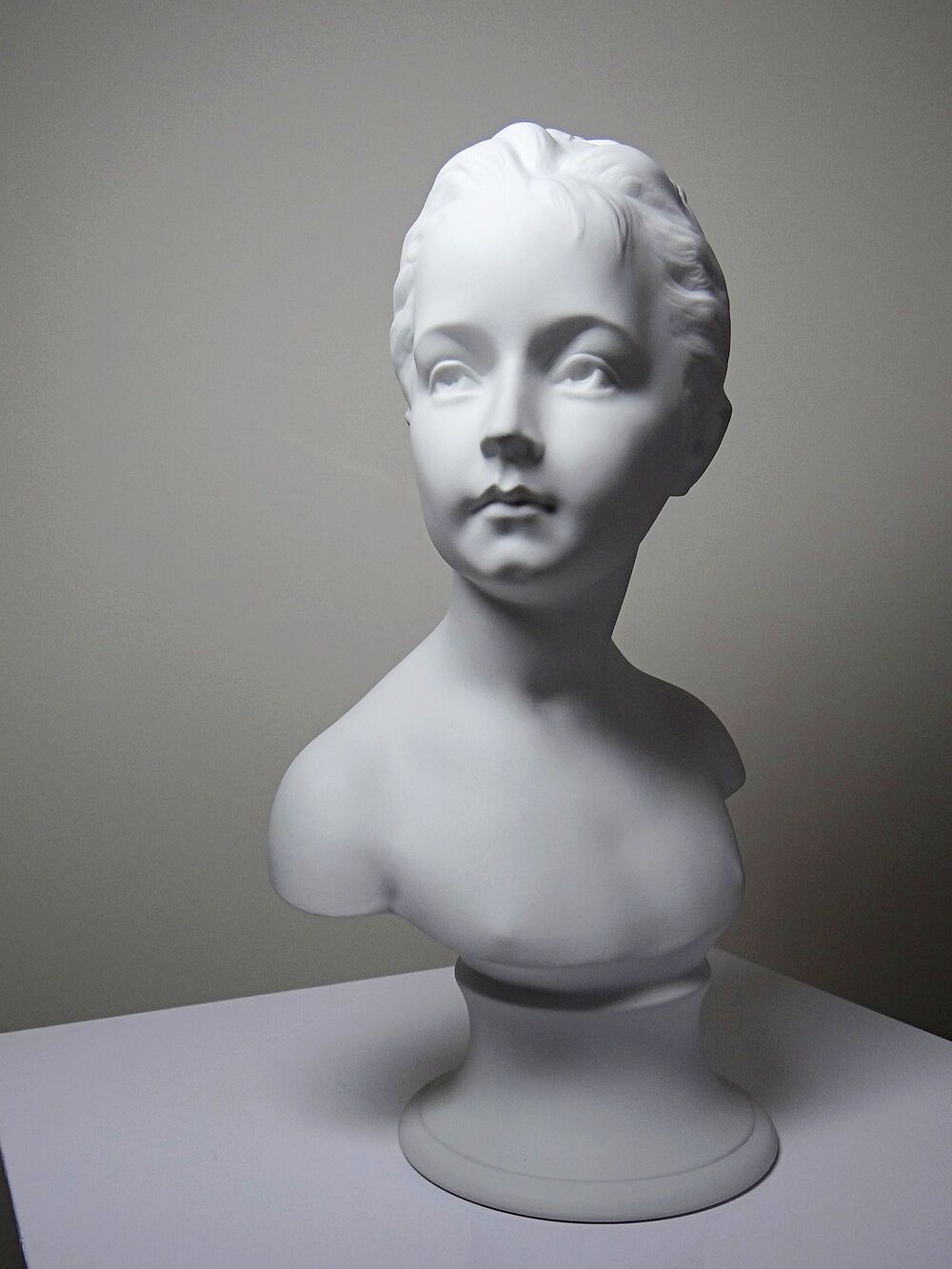 Bust of Louise Brongniart after Houdon, white biscuit Tharaud Limoges 20th century.
