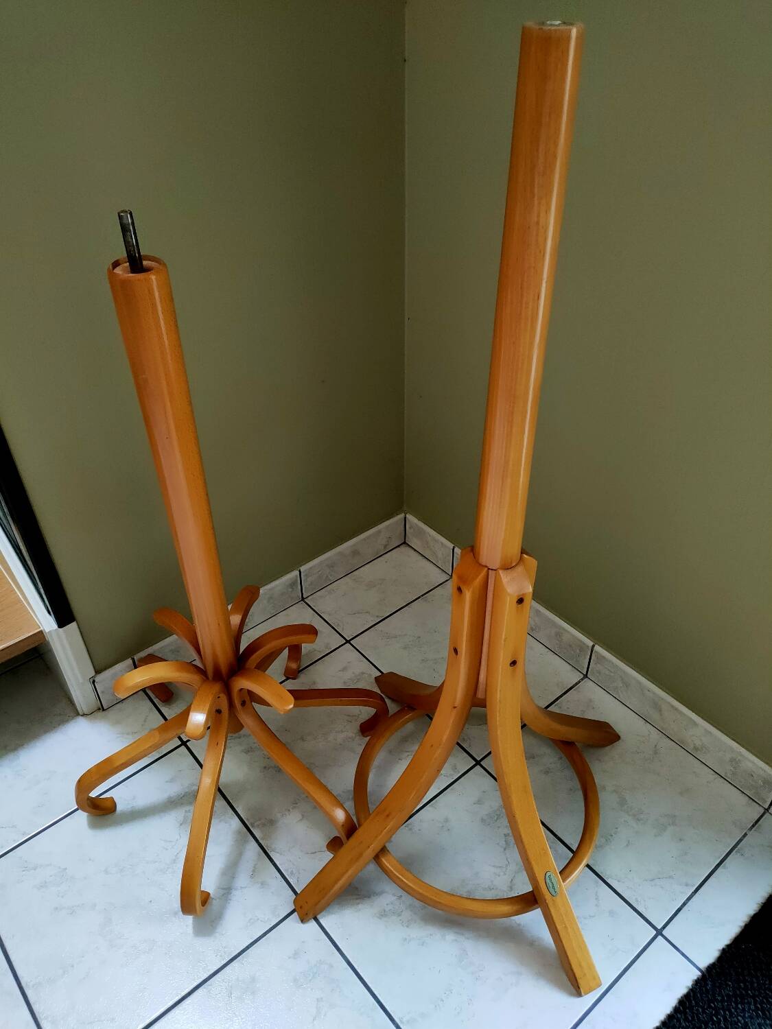 Baumann parrot coat rack