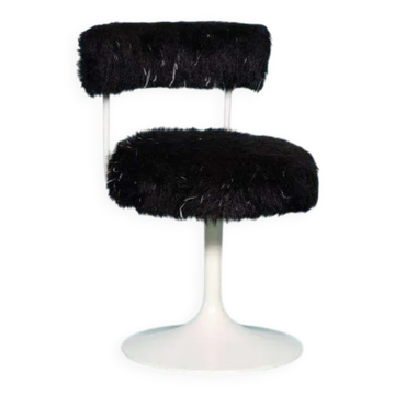 Fauteuil au design de l'âge spatial des années soixante, tabouret moelleux avec une base en trompette.